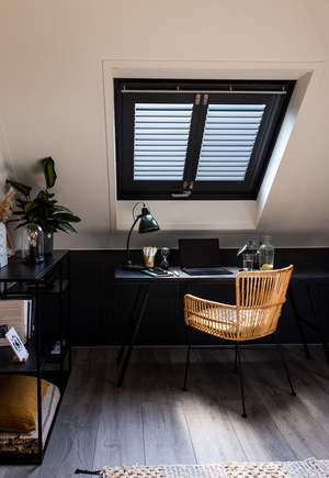 zwarte dakraamshutters in home office