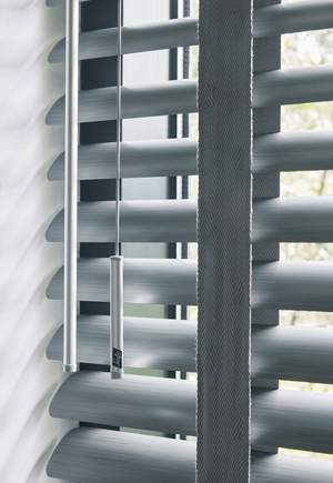 horizontale jaloezieën met structuurprint Eternity en aluminium designtassel en tuimelstang